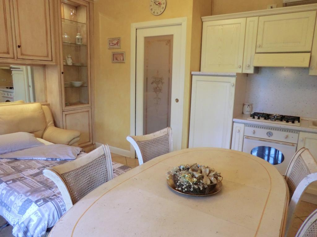 Doctor House Desenzano Lägenhet Desenzano del Garda Exteriör bild